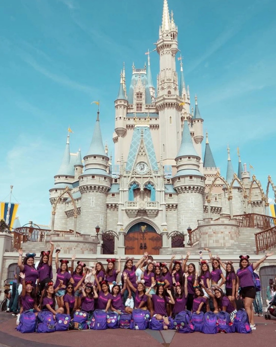 Grupo de quinceañeras Bloomate frente al castillo de Magic Kingdom